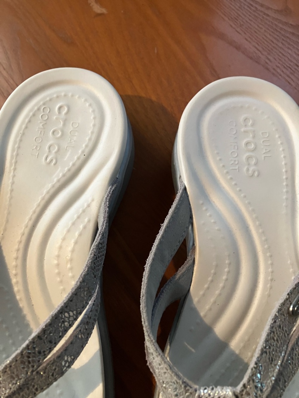 CROCS Silver Glitter Thong Sandals with White Footbed Women’s Size 7 - Picture 3 of 6